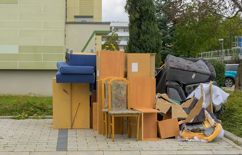 Möbel stehen bereit zur Abholung